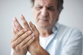 Tê bì chân tay là một trong các triệu chứng máu nhiễm mỡ